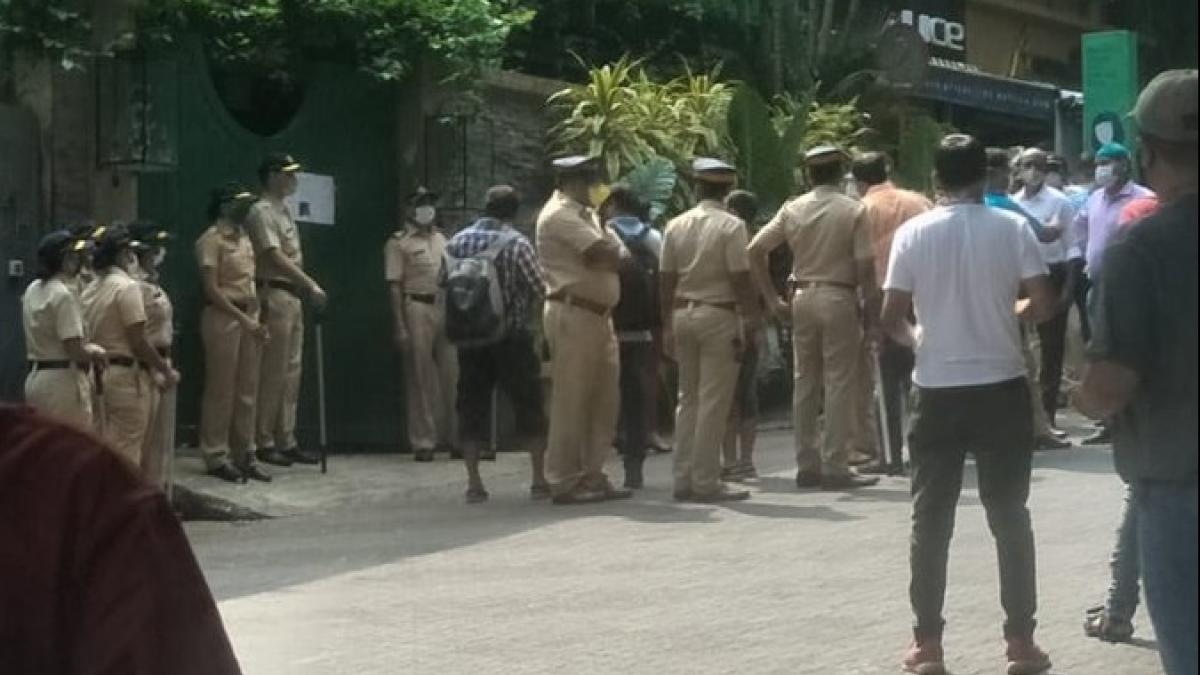 कंगना ने ट्वीट की अपने दफ्तर के बाहर की तस्वीर