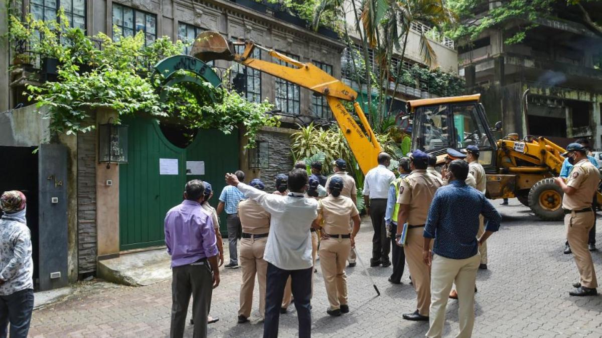 कंगना रनौत के दफ्तर का कुछ हिस्सा ढहाए जाने पर बढ़ा विवाद (फोटो-PTI)