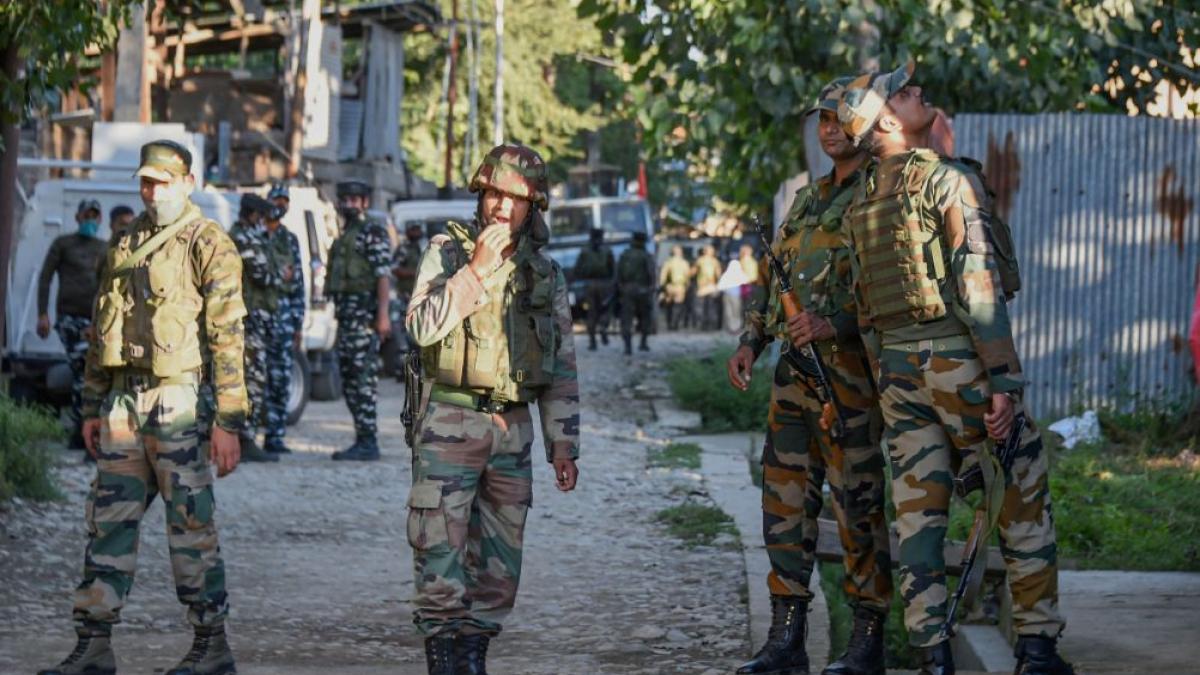 ड्रोन से गिराये हथियार (फाइल फोटो-PTI)