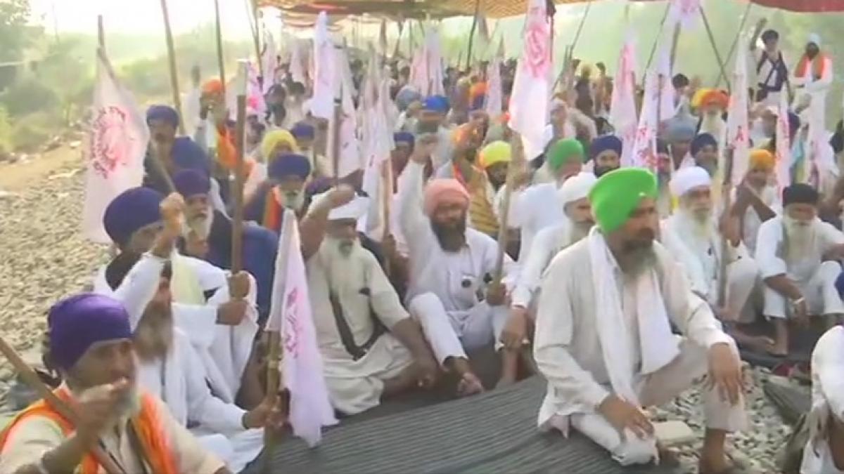 कृषि कानून: लगातार छठे दिन जारी किसानों का विरोध, अमृतसर में रेल रोको अभियान  - Punjab farmer bill protest 6th day modi government Amritsar - AajTak