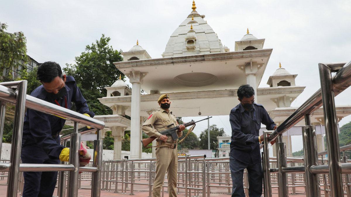 माता वैष्णो देवी मंदिर की सफाई करते लोग (फाइल-पीटीआई) 