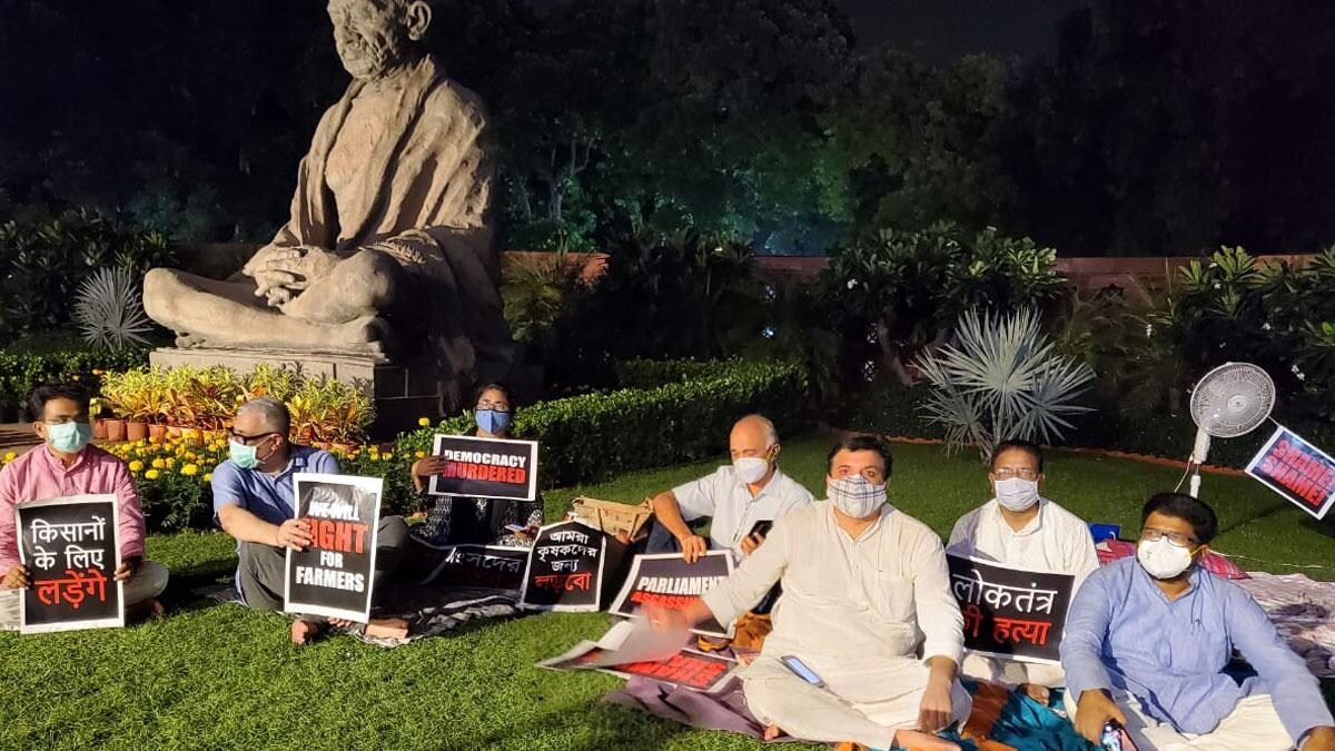 धरने पर बैठे सांसद धरने पर बैठे सांसद