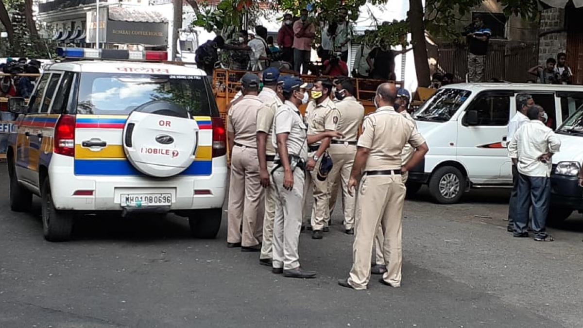 एनसीबी की टीम लगातार छापेमारी कर रही है