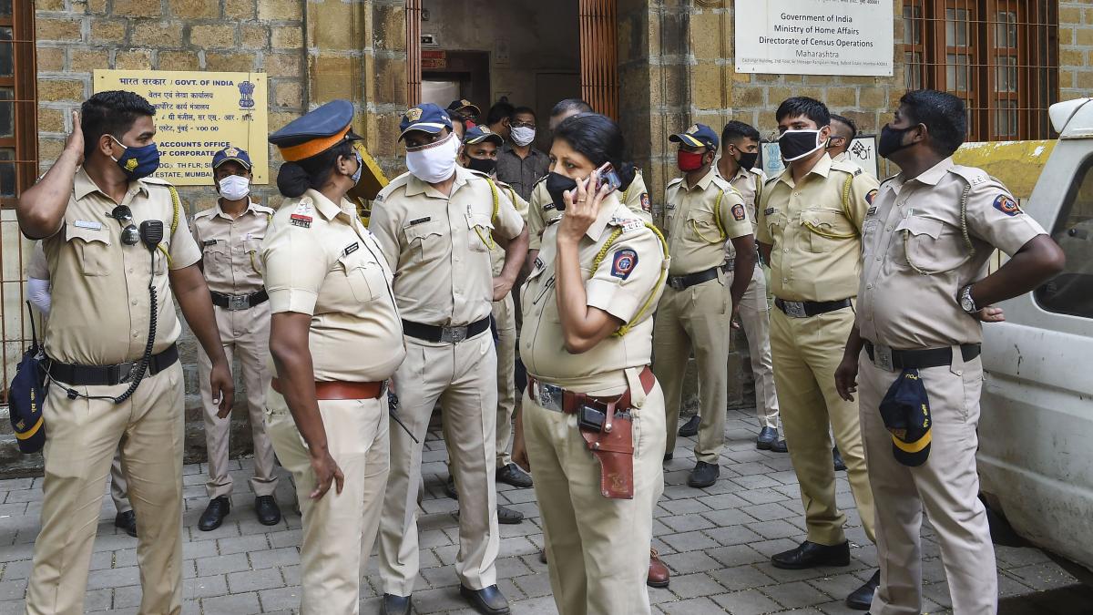 मुंबई में NCB दफ्तर के बाहर मुंबई पुलिस (फोटो-PTI)