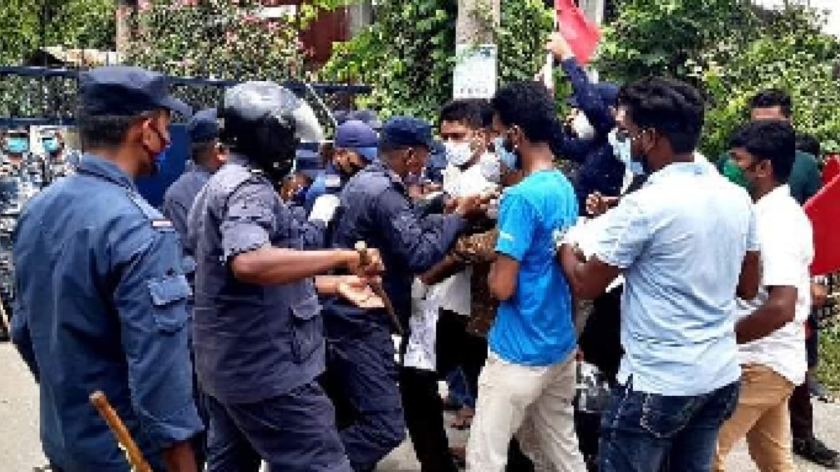 नेपाल में चीन ने कब्जाई जमीन, विरोध में सड़कों पर उतरे युवा - youth protest against chinese incursions in nepal - AajTak