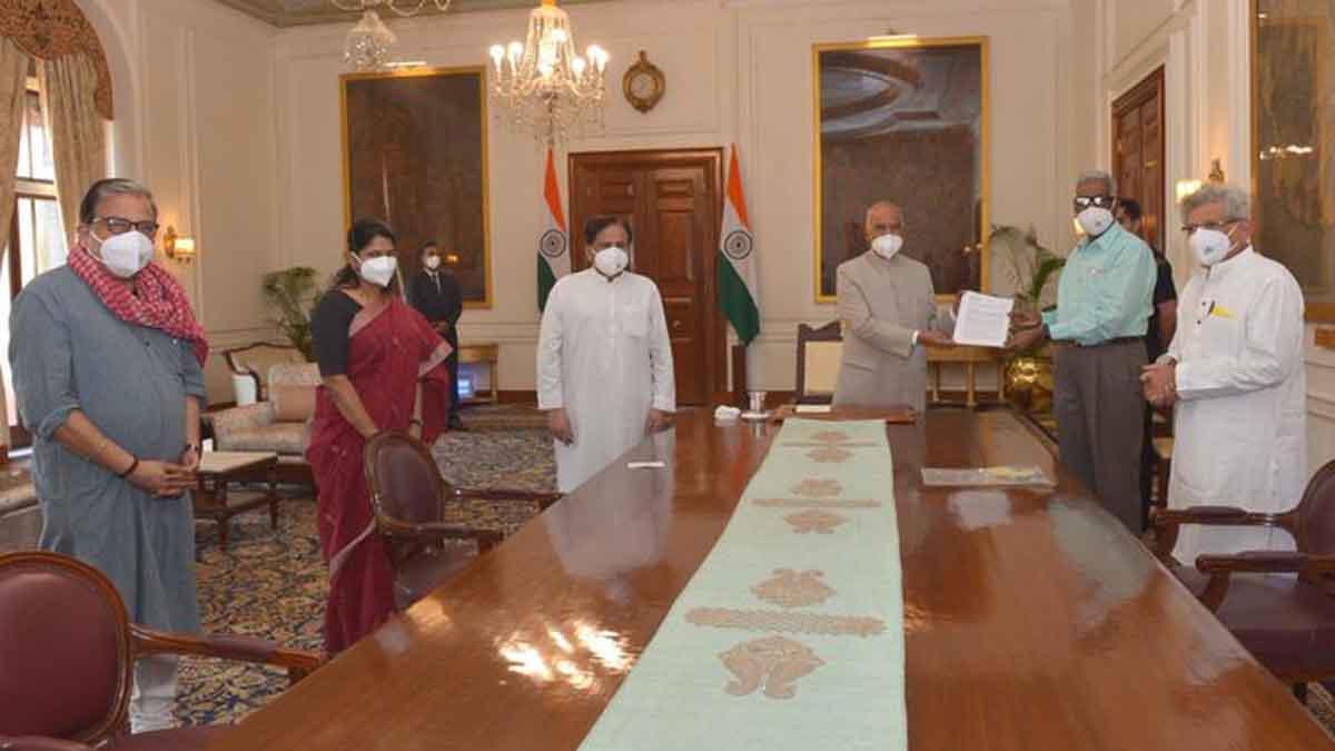 दिल्ली दंगा मामले में राष्ट्रपति से मिले विपक्ष के नेता 