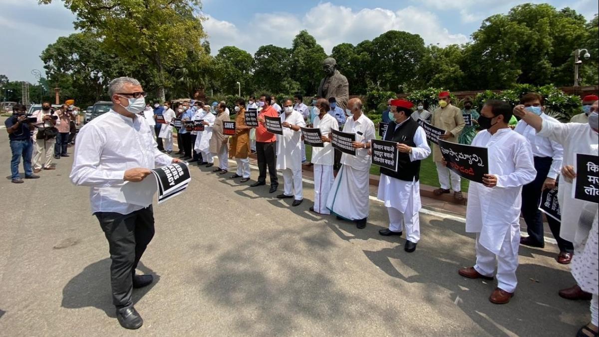 संसद परिसर में विपक्ष का प्रदर्शन