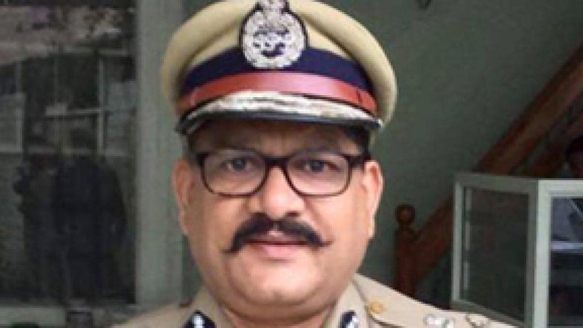 दूसरी महिला के साथ पकड़े गए डीजी पर गिरी गाज, पत्नी को बुरी तरह पीटते हुए वीडियो हुआ था वायरल image-15294