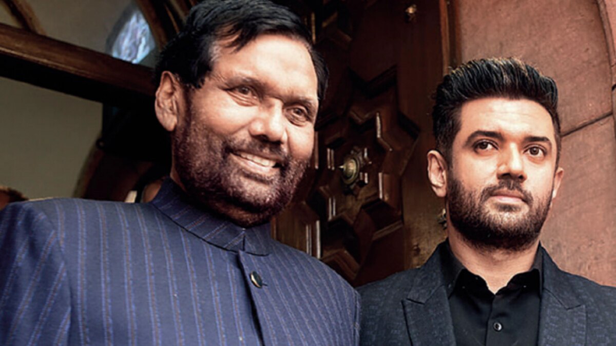 चिराग पासवान के साथ रामविलास पासवान (फोटो-PTI)