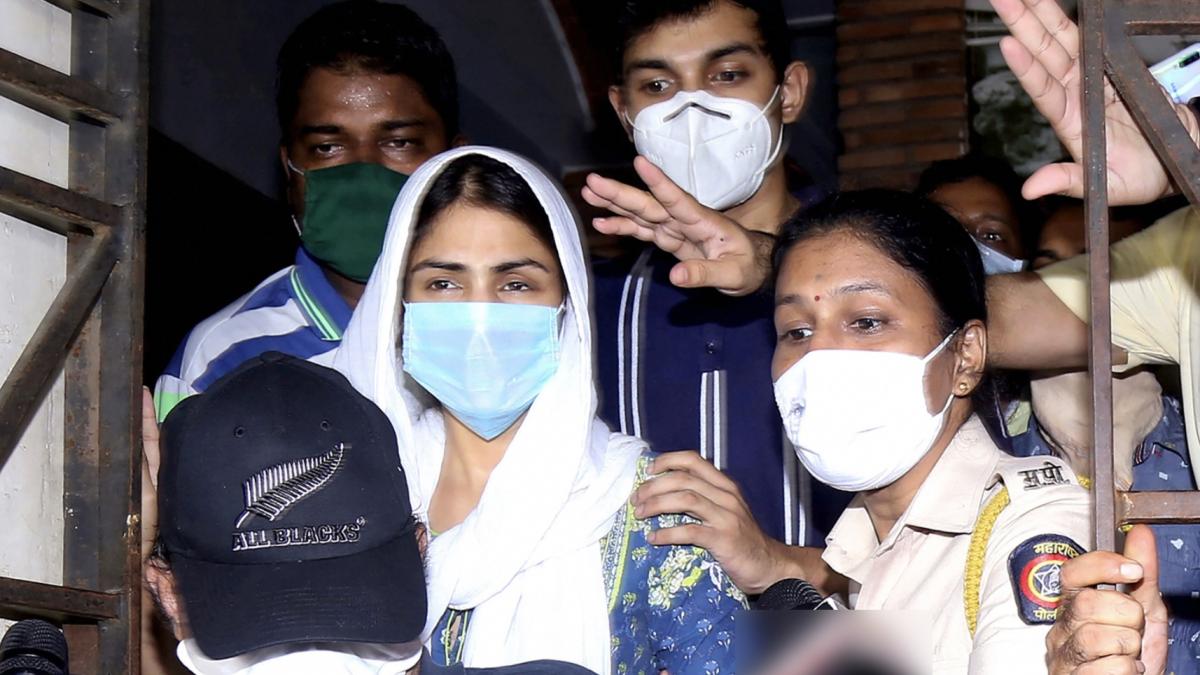 तीन दिन की पूछताछ के बाद रिया को एनसीबी ने गिरफ्तार किया है