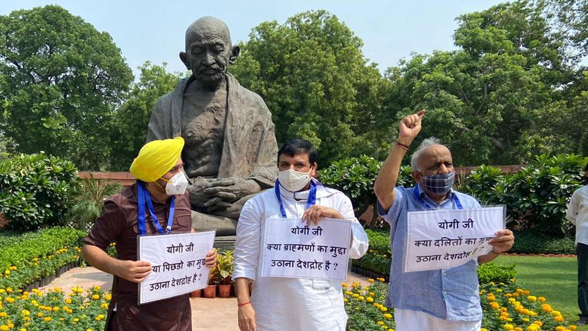 संजय सिंह ने गांधी स्टैचू पर किया देशद्रोह के मुकदमे को लेकर प्रदर्शन