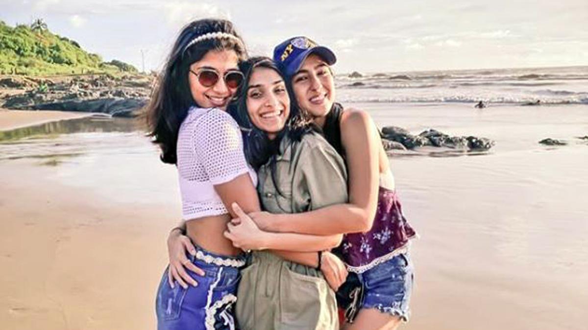 सारा अली खान दोस्तों के साथ