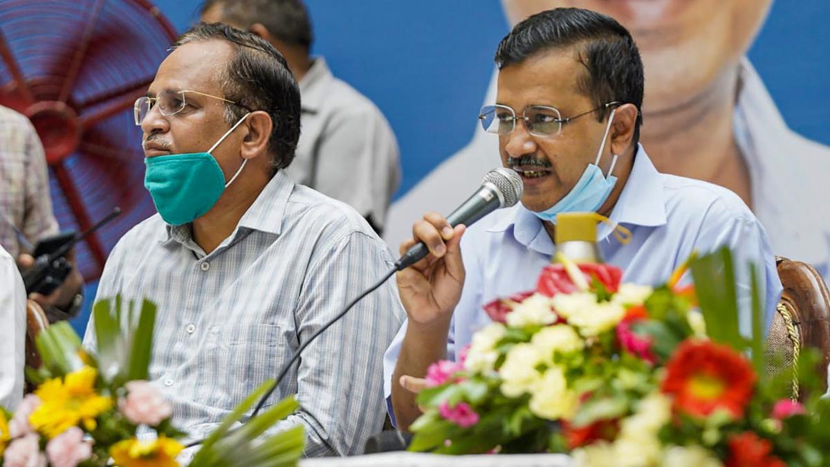 CM अरविंद केजरीवाल के साथ स्वास्थ्य मंत्री सतेंदर जैन (फाइल फोटो-PTI)