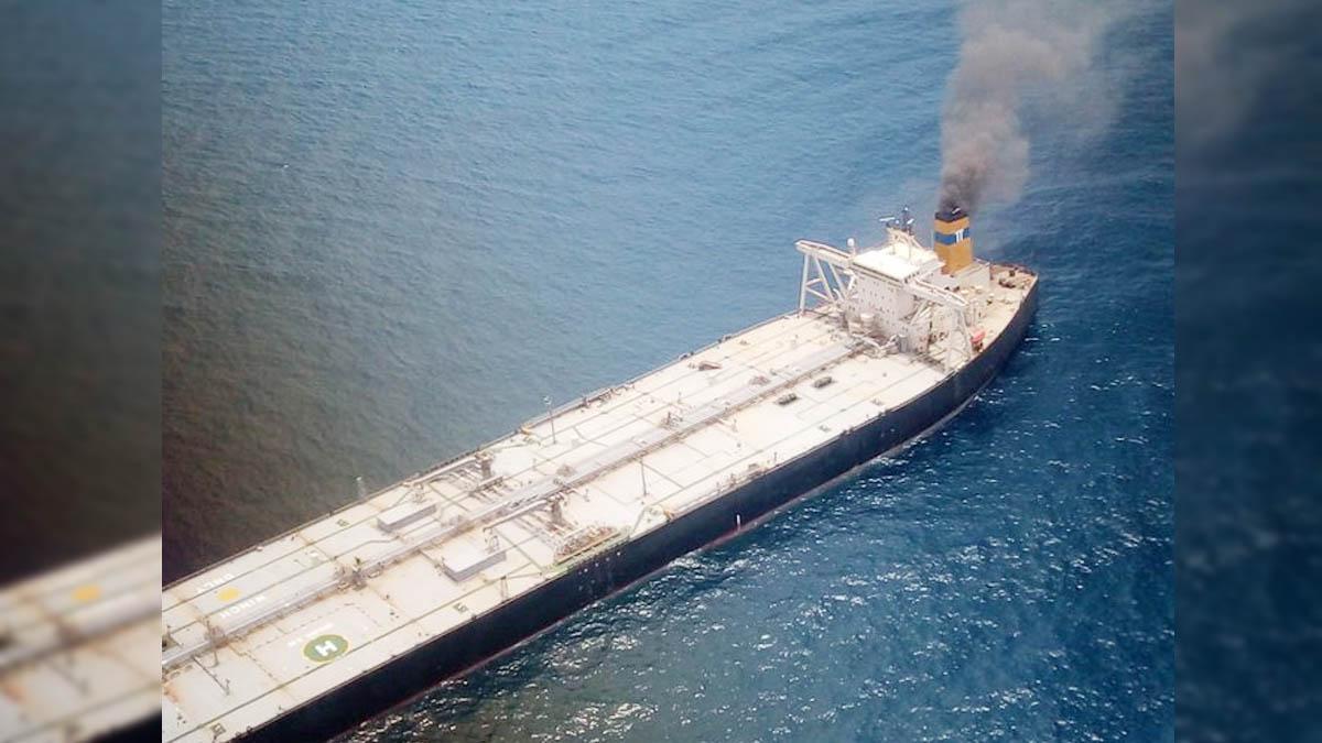 तेल से लदे जहाज में लगी आग