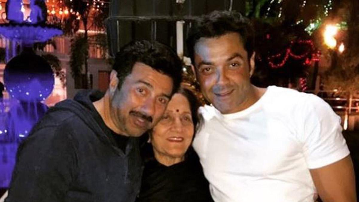 सनी-बॉबी ने मां प्रकाश कौर को दी जन्मदिन की बधाई, शेयर की अनसीन फोटोज - sunny deol bobby deol shares unseen photos wishes mother prakash kaur happy birthday tmov - AajTak