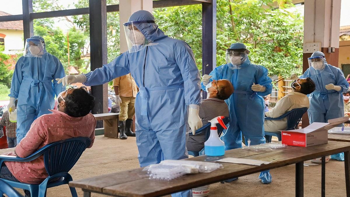 देश में कोरोना के मामले बेकाबू रफ्तार से बढ़ रहे हैं (फाइल फोटो)