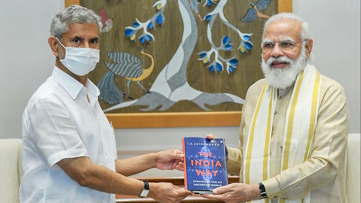 प्रधानमंत्री नरेंद्र मोदी को दी थी किताब की पहली कॉपी