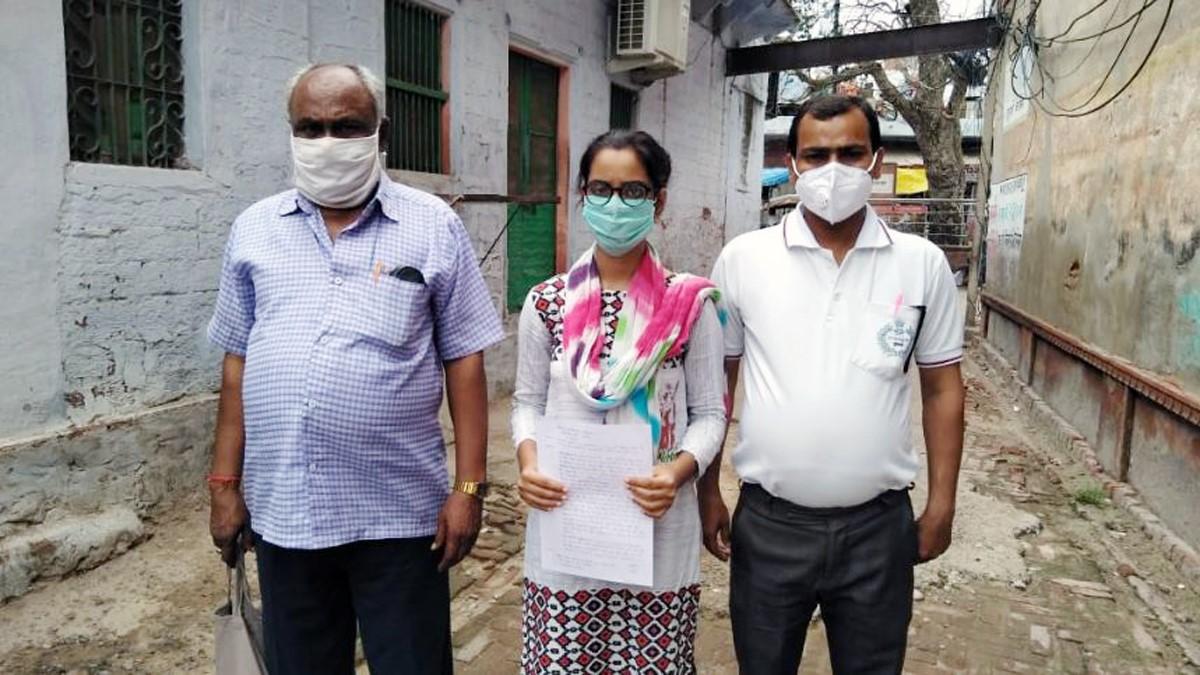 अपने परिजनोंं के साथ छात्रा  