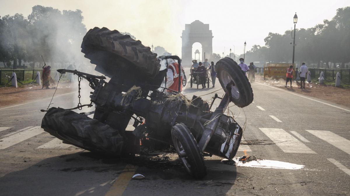 यूथ कांग्रेस के कार्यकर्ताओं ने जलाया ट्रैक्टर (PTI)