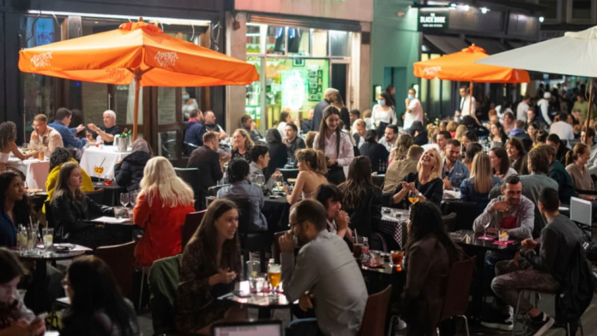 लंदन में बार और रेस्त्रां के बाहर जमे लोग (AP)