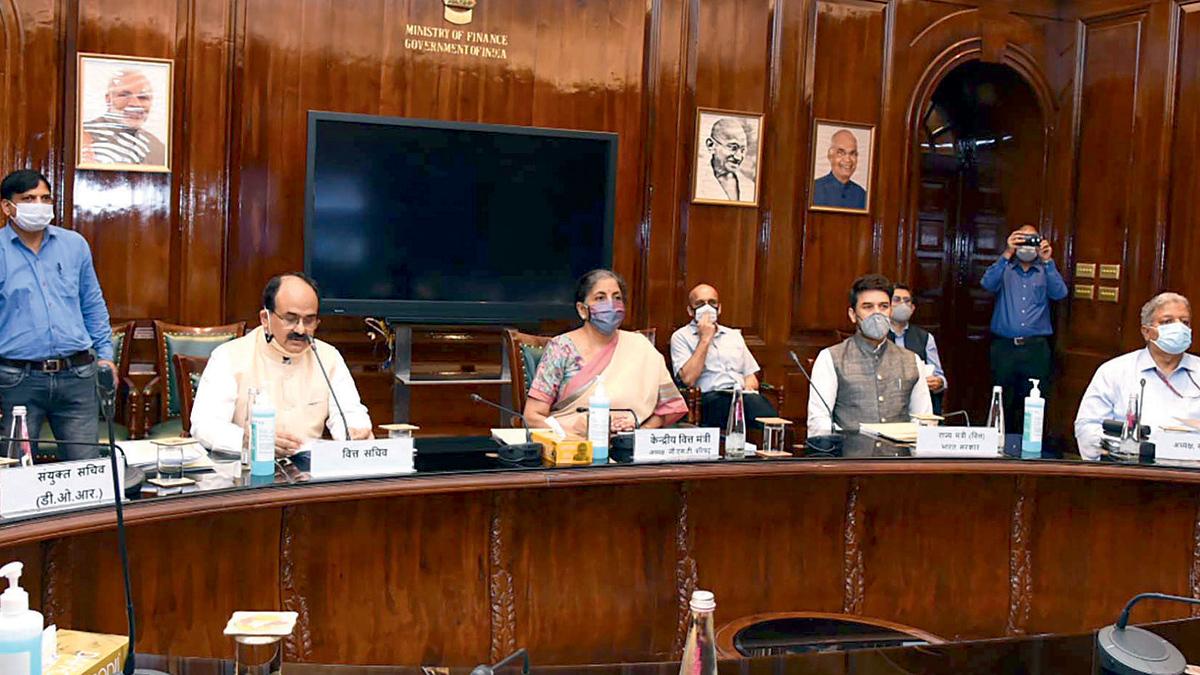 तंगी केंद्रीय वित्त मंत्री निर्मला सीतारमण (बीच में) 27 अगस्त को नई दिल्ली में वीडियो कॉन्फ्रेंसिंग से जीएसटी काउंसिल की बैठक के दौरान