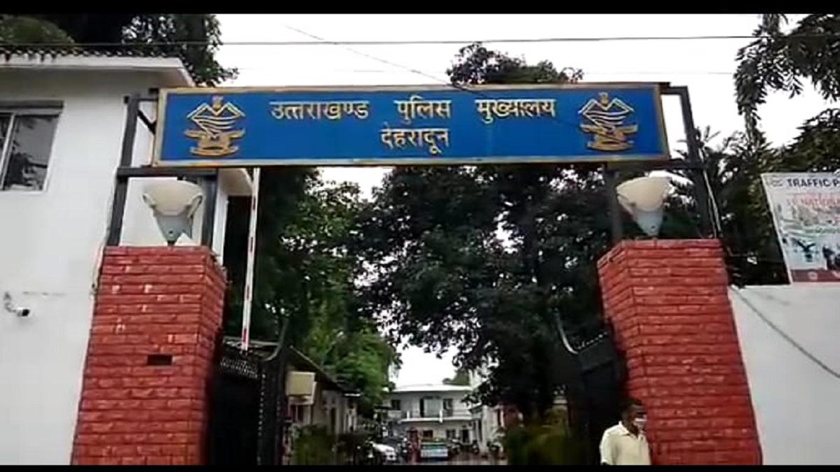 नौकरी छोड़ने वालों में कॉन्स्टेबल से लेकर इंस्पेक्टर रैंक के अधिकारी शामिल हैं