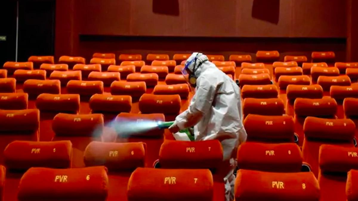 सिनेमाहॉल की सफाई करता कोरोना वॉरियर