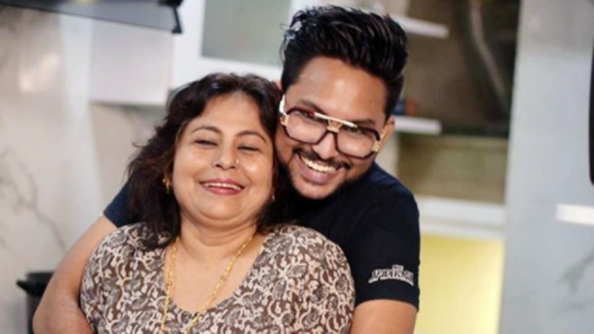 जान कुमार सानू अपनी मां के साथ