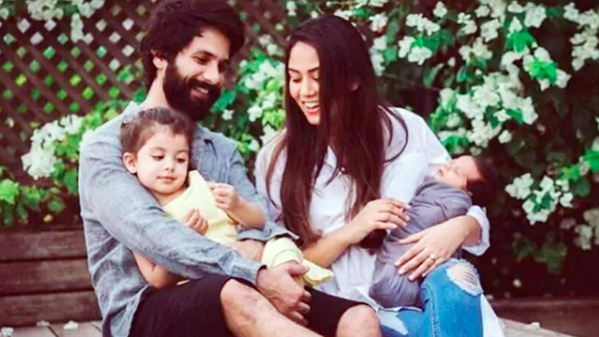 शाहिद कपूर अपनी फैमिली के साथ