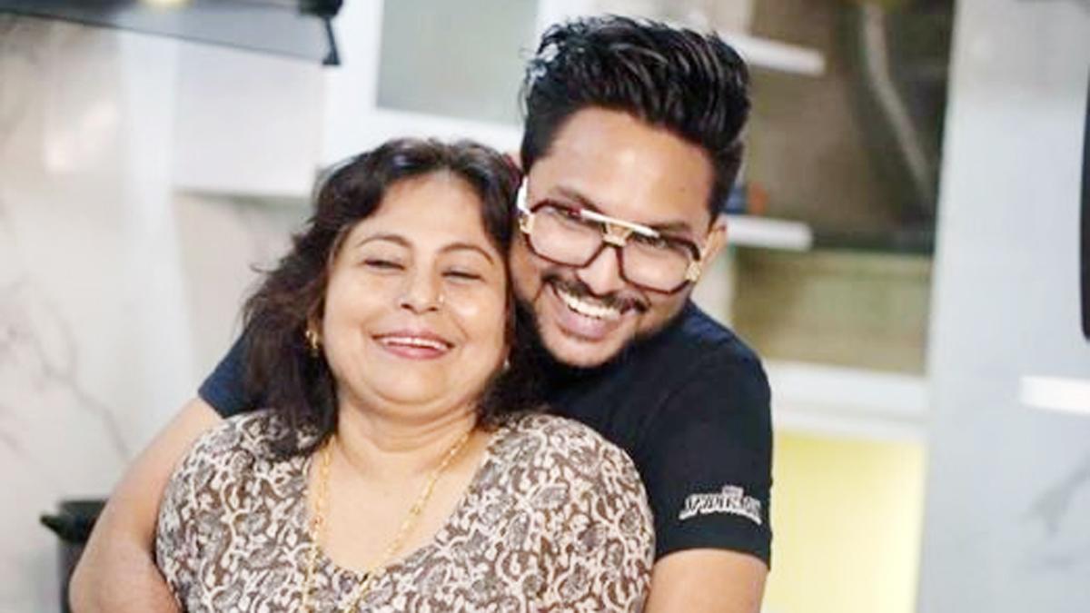 जान कुमार सानू अपनी मां के साथ