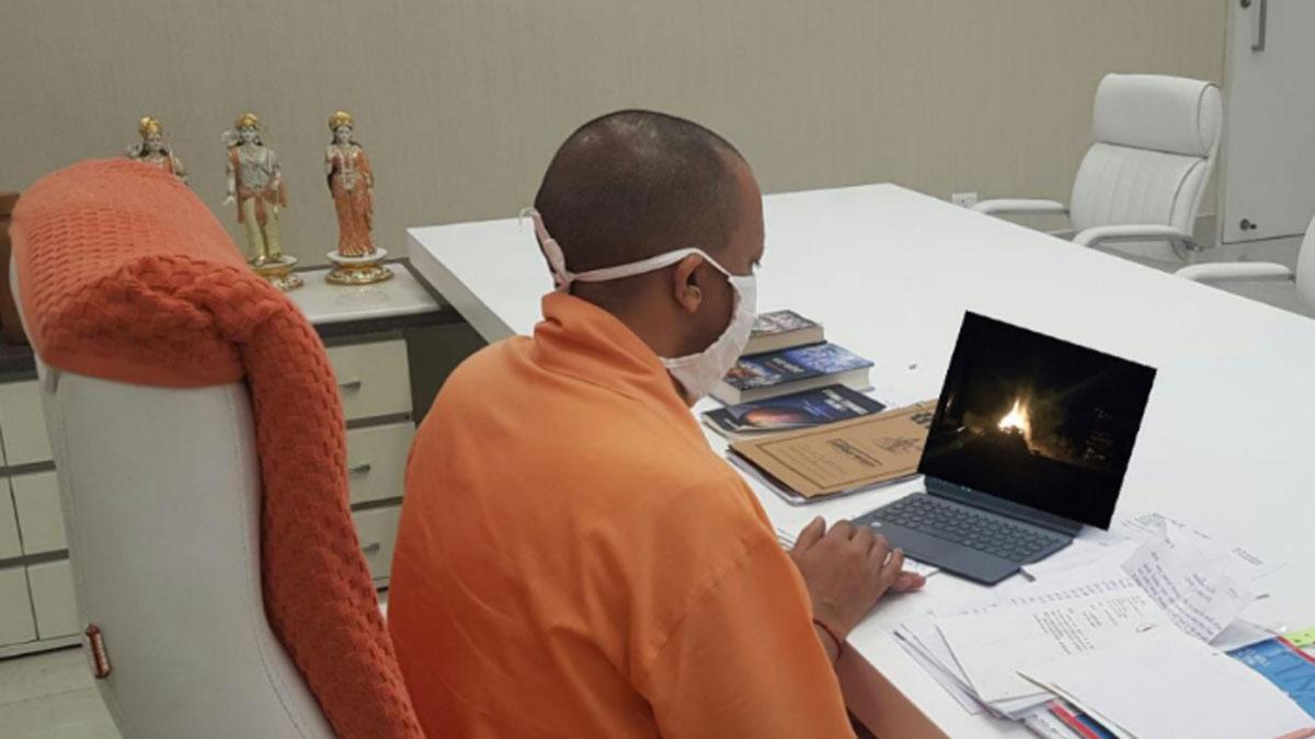 सोशल मीडिया पर वायरल सीएम योगी की यह फर्जी तस्वीर  