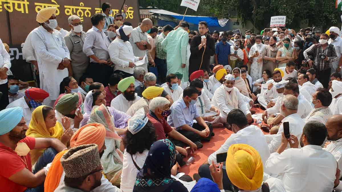 कृषि कानून के खिलाफ प्रदर्शन में शामिल हुए सीएम अरविंद केजरीवाल