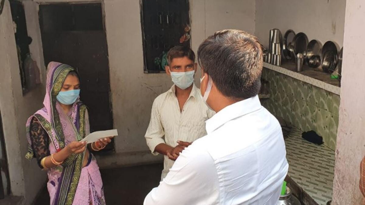 प्रीति के घर पहुंचे आगरा के डीएम (फोटो- ट्विटर)