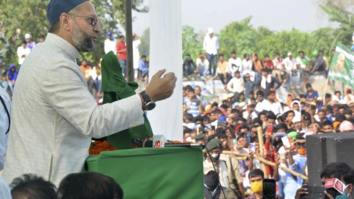 कैमूर में एक चुनावी सभा के दौरान AIMIM चीफ ओवैसी (फोटो- पीटीआई)