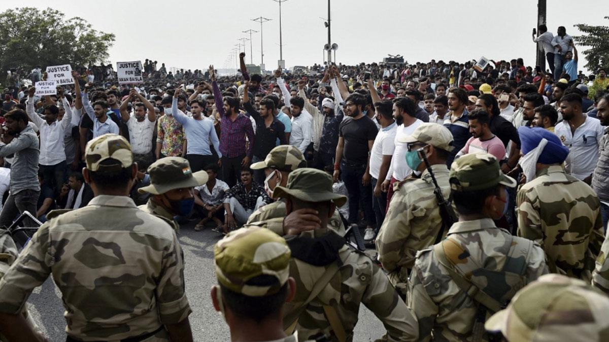अमन बैंसला के लिए इंसाफ की मांग करते हुए लोगों ने डीएनडी पर जाम लगा दिया (पीटीआई)