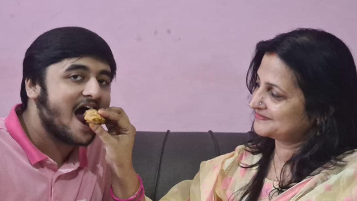 अंजनेश राकेश ने आईआईटी एडवांस परीक्षा में 858 रैंक आई (फोटो आजतक)