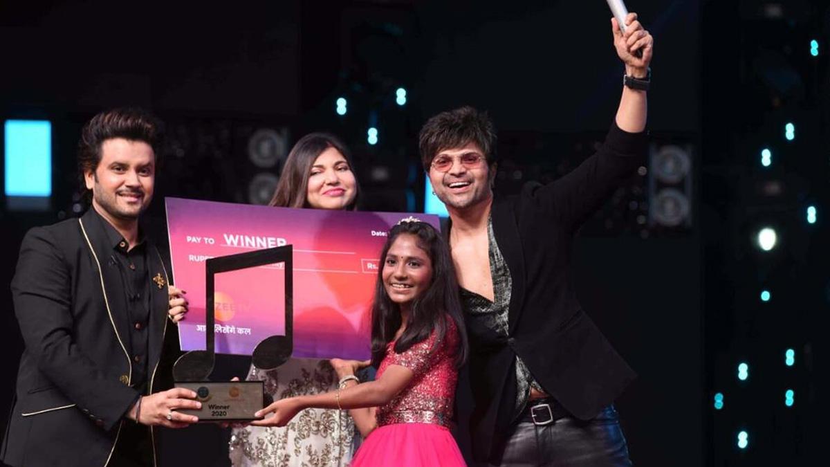 जजेज के साथ आर्यनंदा बाबू