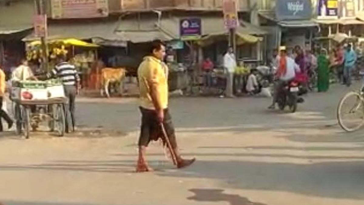 आरोपी पत्नी का कटा सिर लेकर खुद बबेरू थाने पहुंचा.