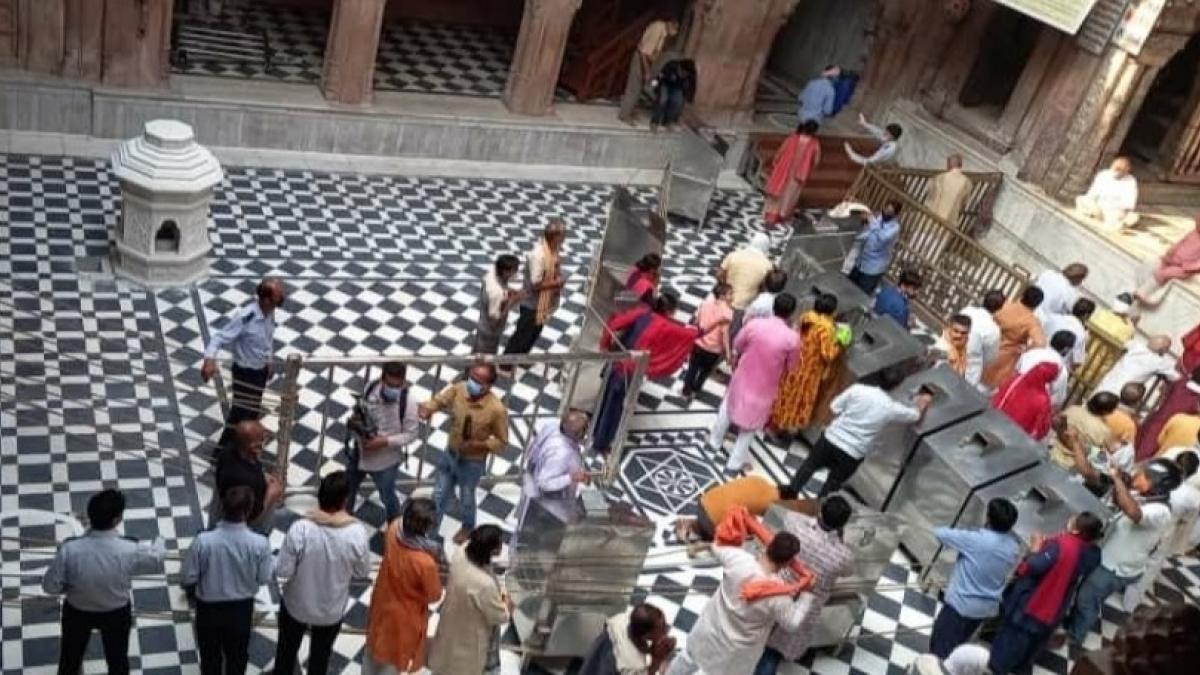 बांके बिहारी मंदिर में ई पास से दिया जा रहा प्रवेश