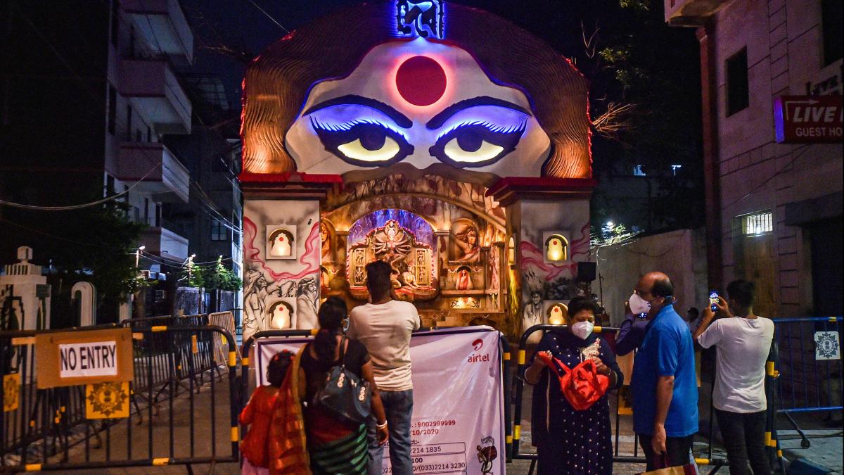 दुर्गा पूजा पंडालों को लेकर कुछ हदतक राहत (पीटीआई फोटो)