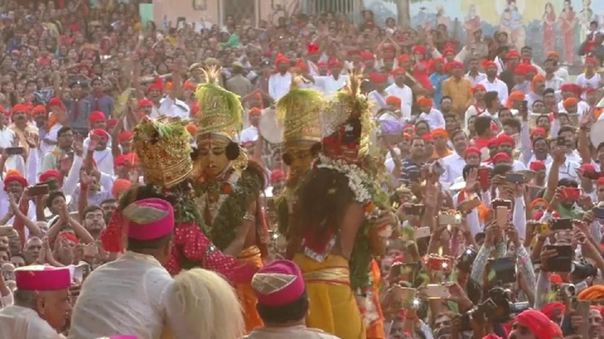 नाटी ईमली का विश्व प्रसिद्ध भरत मिलाप देखने उमड़ती है लाखों की भीड़ (फाइल फोटो)