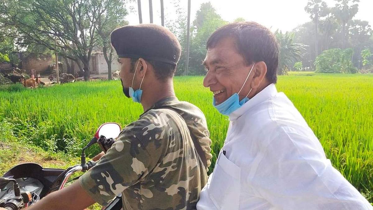  बाइक पर बिना हेलमेट के सफर कर रहे मंत्री.