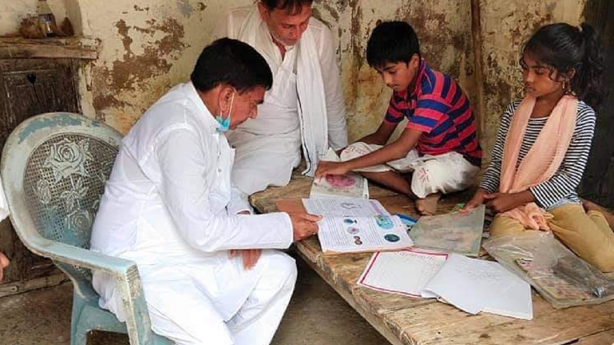 शिक्षा मंत्री दलान में बैठकर उन बच्चों को पढ़ाने लगे