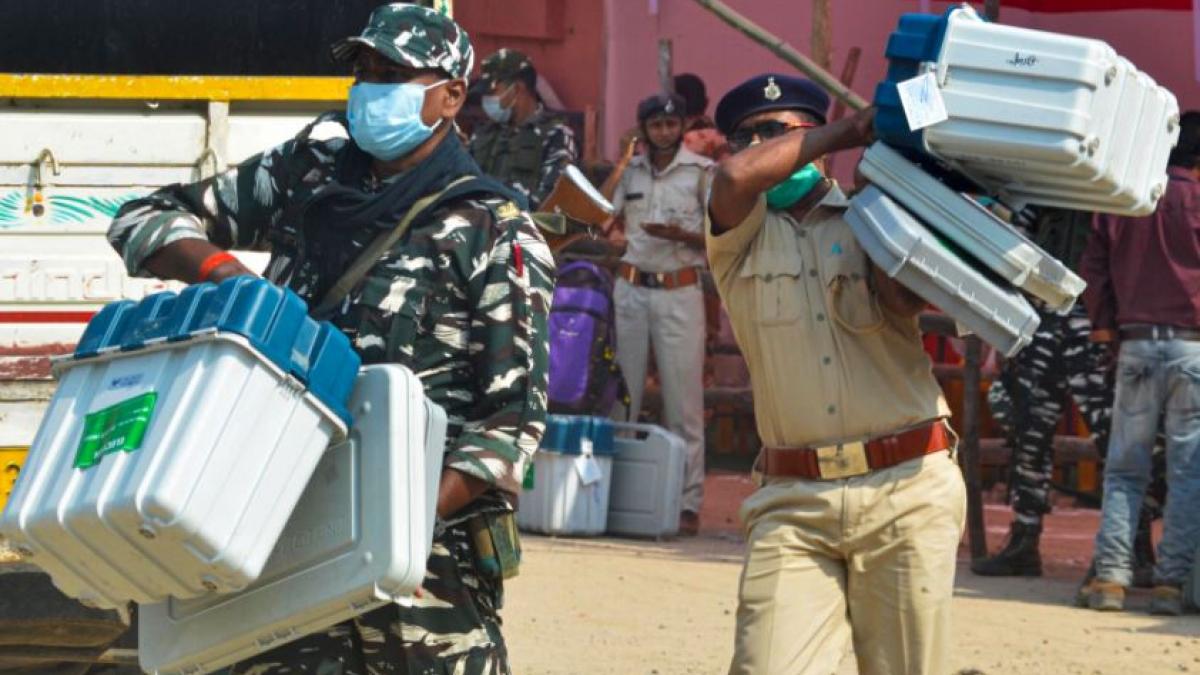 कैमूर में चुनाव के लिए जाते मतदानकर्मी (फोटो- पीटीआई)