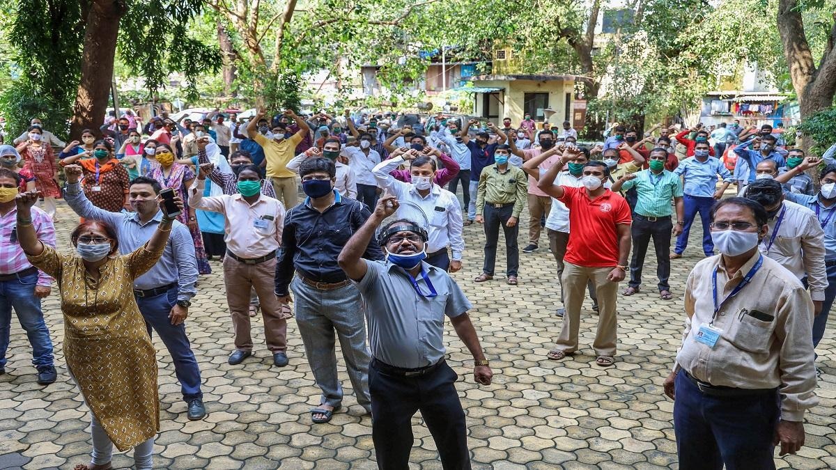 UP सरकार मानी- UPPCL नहीं, प्रदेश में बिजली संकट गहराने के आसार, आज निजीकरण के विरोध में आंदोलन - UP electricity employees go on indefinite strike protest against privatization today ...