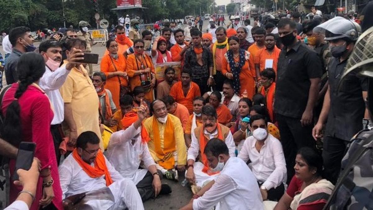 कोलकाता: मार्च निकालने पर अड़े BJP कार्यकर्ताओं और पुलिस में भिड़ंत, पत्थरबाजी और लाठीचार्ज - Kolkata BJP March to Nabanna violence police use force stone pelting - AajTak