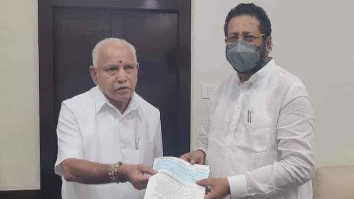 सीएम बीएस येदियुरप्पा और बीजेपी विधायक बासनगौड़ा पाटिल यतनाल