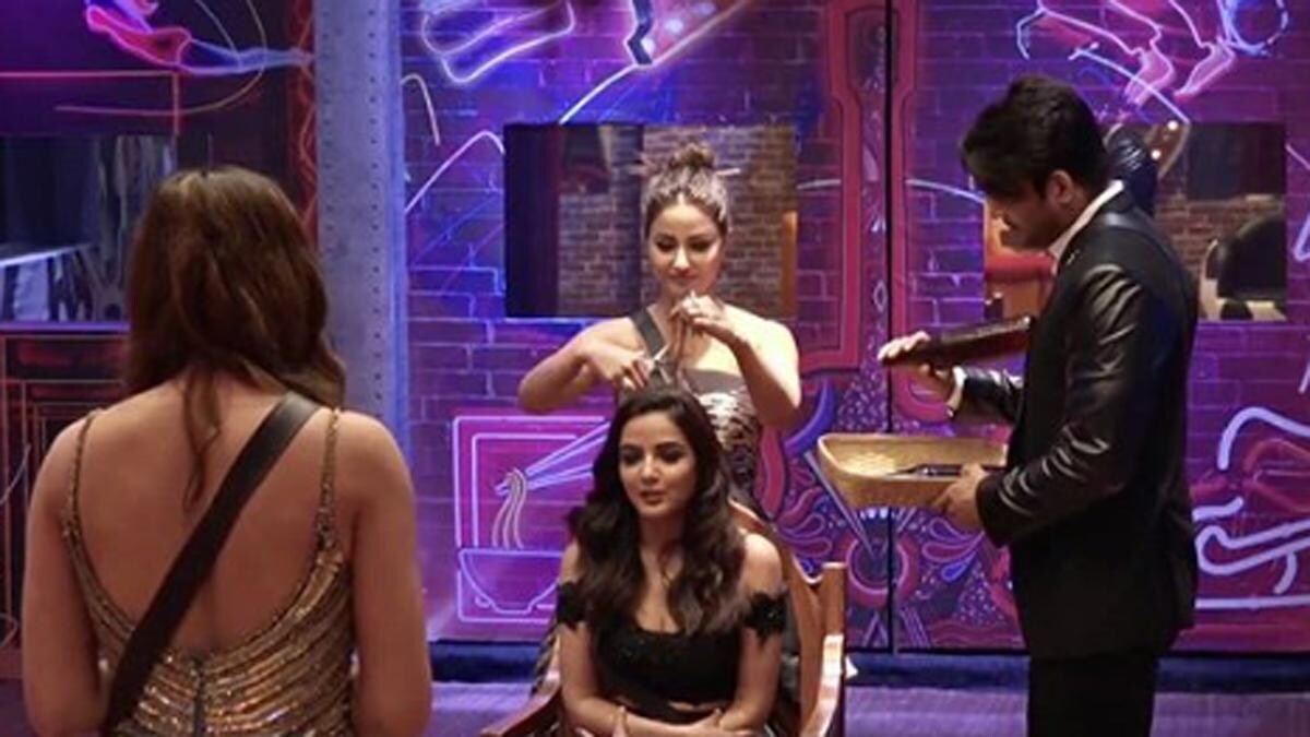 क्या टास्क के दौरान हिना खान ने काटे थे जैस्मिन भसीन के बाल? सामने आया सच - did Hina Khan really cut Jasmin Bhasin hair during task know truth bigg boss 14