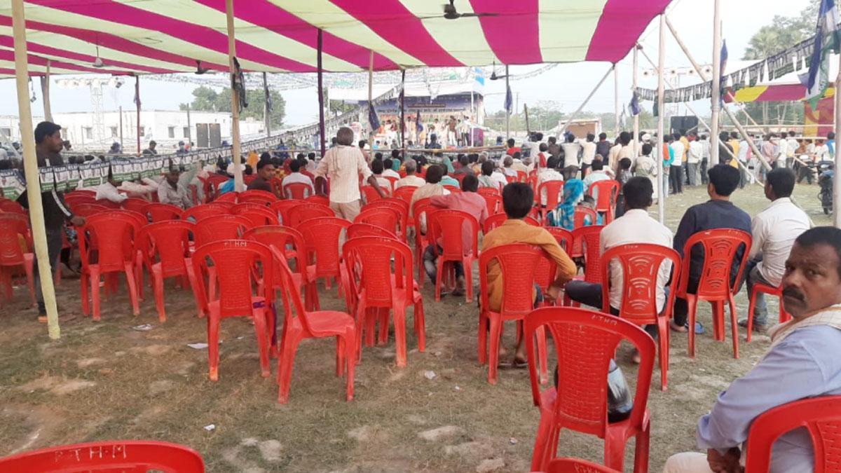 उपेन्द्र कुशवाहा की जनसभा में कुर्सियां खाली पड़ी रहीं (फोटो आजतक)