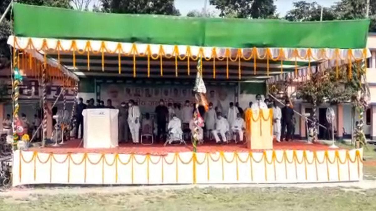 चुनावी सभा में नीतीश पर फेंकी चप्पल (फोटो आजतक)